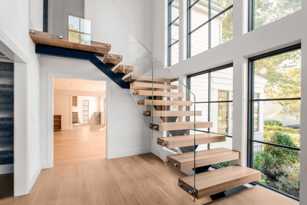 Конструкция межэтажной деревянной лестницы