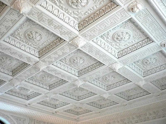 Полиуретановые изделия в декоре потолка
